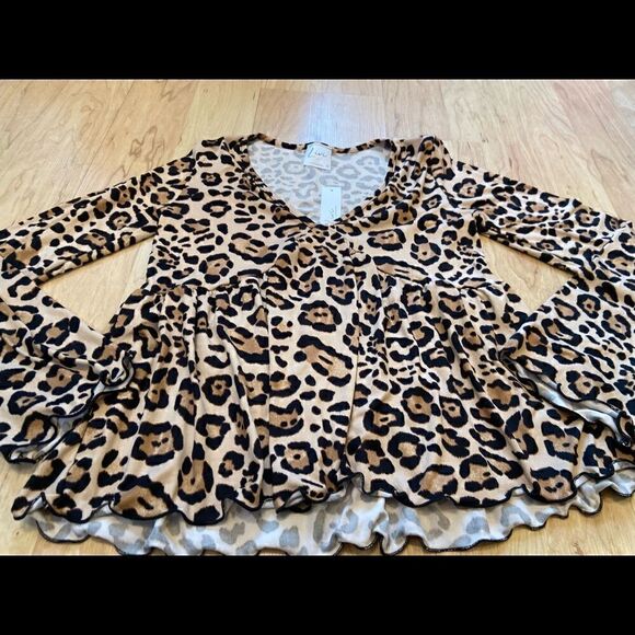 NWT Livi by Olivia Rae cheetah/leopard print long sleeve top - Picture 3 of 3